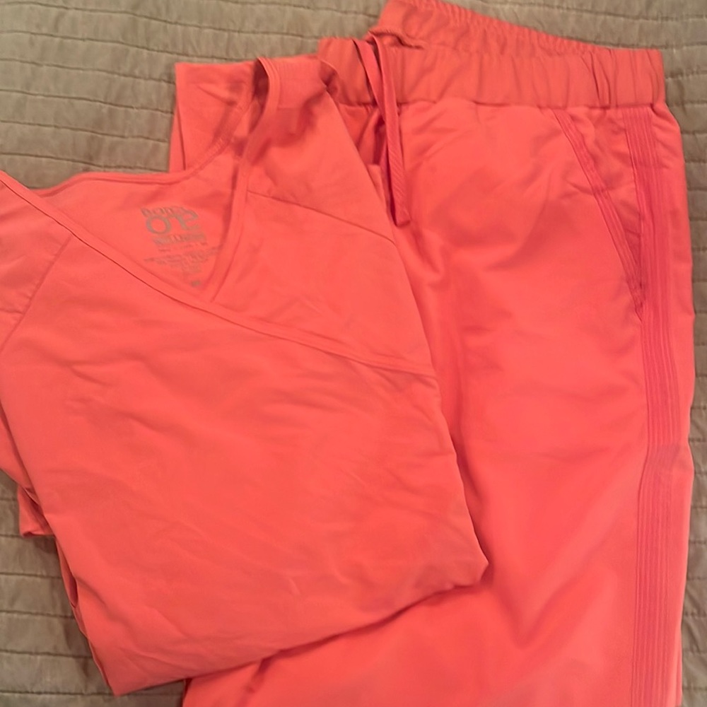 Barco One Wellness scrub set